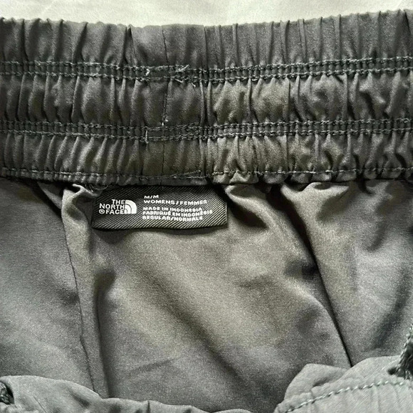 The North Face gray skirt size medium outdoors hiking pockets - Picture 6 of 7